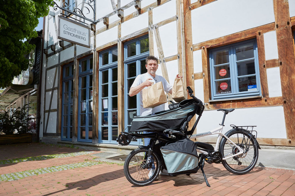 Stefan Manier nach dem Einkauf für sein Gasthaus mit dem Pino-Lastenrad