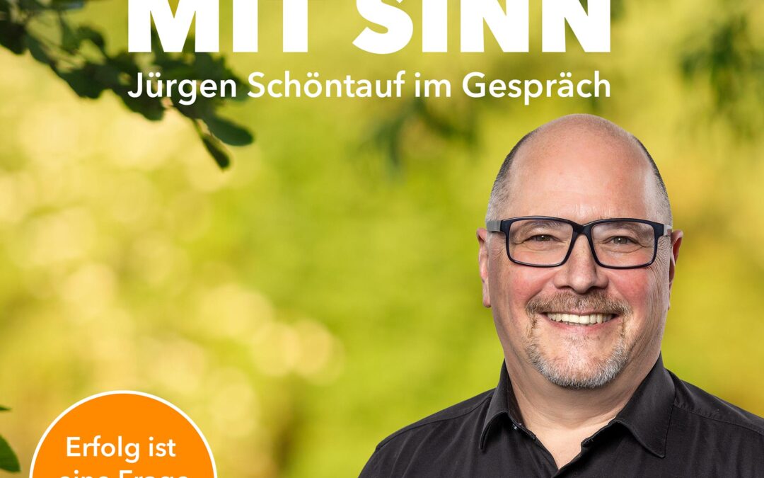 Coverbild des Podcasts »Gewinn mit Sinn«, im Gespräch mit Jürgen Schöntauf. Zu sehen ist Jürgen Schöntauf, der lachend in die Kamera schaut. Im Hintergrund sind verschwommen Bäume zu sehen. Links unten steht noch ein Button mit dem Text »Erfolg ist eine Frage der Werte«.
